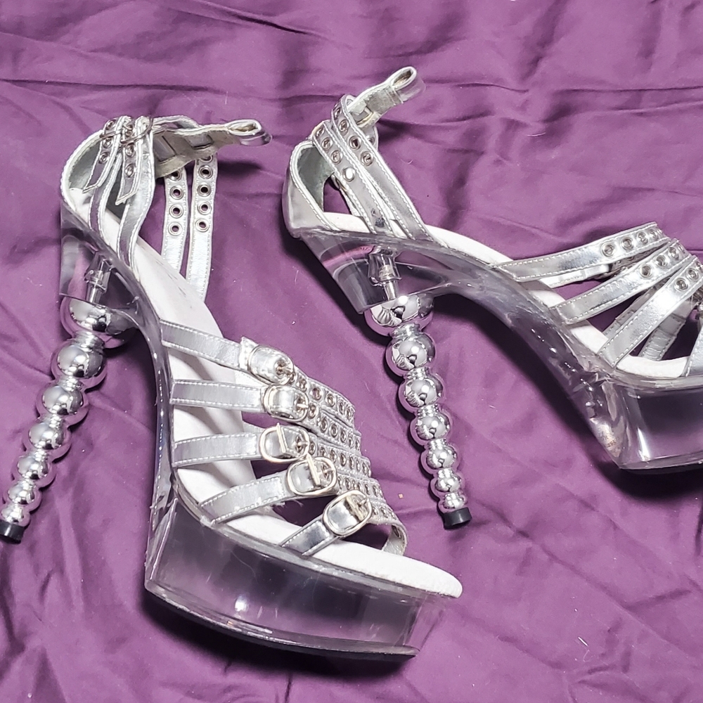 Unique 6in silver heels size 9